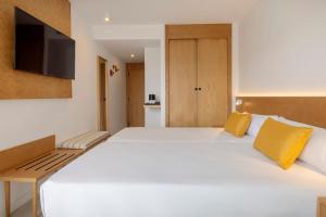 Ein Bett oder Betten in einem Zimmer der Unterkunft HM Isabela-Adults Only
