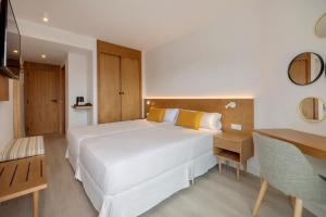Ein Bett oder Betten in einem Zimmer der Unterkunft HM Isabela-Adults Only