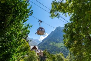 eine Seilbahn, die durch die Berge fliegt in der Unterkunft La Cabane des 2 Sœurs (chalet 4-6 personnes) in Les Ougiers