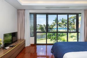 Postel nebo postele na pokoji v ubytování Ocean Luxury Villas Danang + 150 fotografií