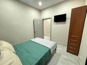 Giường trong phòng chung tại All Nations Duplex with Pool