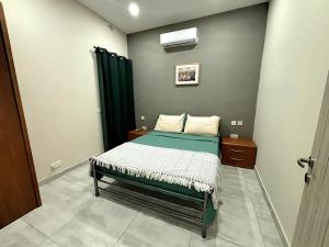Giường trong phòng chung tại All Nations Duplex with Pool