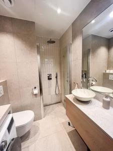 a bathroom with a sink and a toilet and a shower at Attraktiv og klassisk leilighet midt i Oslo, 80m2 in Oslo