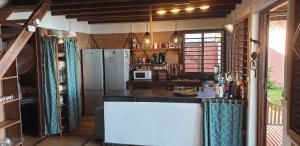 Dzamandzar的住宿－Lodge Villa MAYANKI，厨房配有冰箱和台面