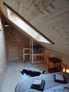 Zimmer im Dachgeschoss mit einem Bett und einem Fenster in der Unterkunft La Cabane des 2 Sœurs (chalet 4-6 personnes) in Les Ougiers