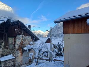 ein Haus mit Schnee auf dem Dach in der Unterkunft La Cabane des 2 Sœurs (chalet 4-6 personnes) in Les Ougiers + 22 Fotos