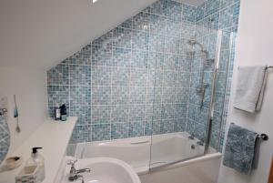 ein Badezimmer mit Dusche, Badewanne und Waschbecken in der Unterkunft 2a Rose St- cosy coastal cottage Fife in Saint Monance + 26 Fotos