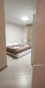 een slaapkamer met een bed in een kamer bij Casa Mara in Macchie