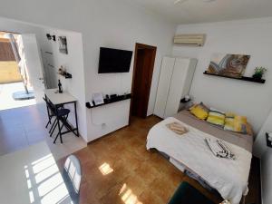 a small bedroom with a bed and a table at Buena Vista in Alhaurín de la Torre