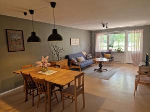A seating area at Stenbackens boende