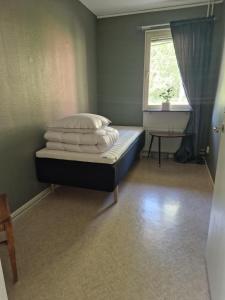 A bed or beds in a room at Stenbackens boende