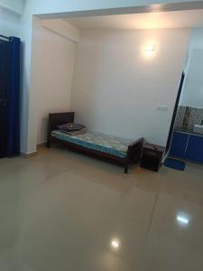 ein Zimmer mit einem Bett in der Zimmerecke in der Unterkunft Akbar Cottages in Anachal