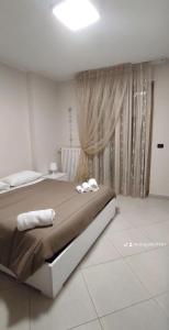 - une chambre avec un lit et des serviettes dans l'établissement Casa Mara, à Macchie