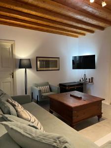 ミコノス・シティにあるMykonos Summer Houseのソファとコーヒーテーブルのあるリビングルーム