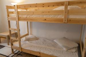 Postel nebo postele na pokoji v ubytování Zvezditsa Chalet + 27 fotografií