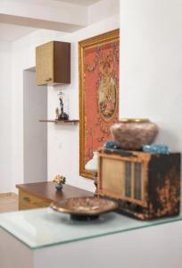 Una cocina con una mesa con un plato encima. en NEW Burgeois Berindey Apartment - Universitate, en Bucarest