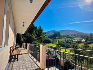 einen Balkon mit Bergblick in der Unterkunft Casa Os Manos in Santana