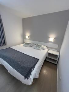 Posteľ alebo postele v izbe v ubytovaní Apartamentos Horizonte