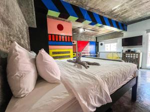 een slaapkamer met een bed met een knuffeldier erop bij D522 Hostel at Kiener Hills - Near Cebu Airport in Mactan