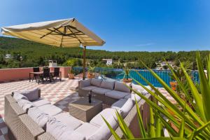 Bazén v ubytovaní Apartments Villa Hraste Hvar alebo v jeho blízkosti