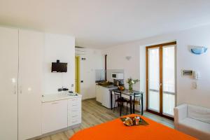 a kitchen and a living room with a table at Il Borgo Monolocali in Bellagio