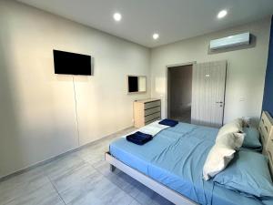 Giường trong phòng chung tại All Nations Duplex with Pool