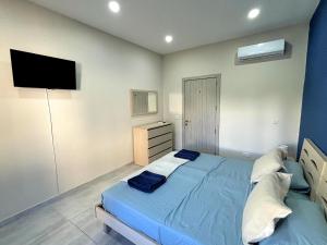 Giường trong phòng chung tại All Nations Duplex with Pool