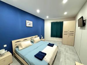 Giường trong phòng chung tại All Nations Duplex with Pool