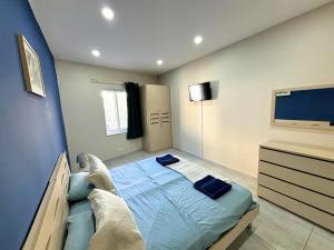 Giường trong phòng chung tại All Nations Duplex with Pool
