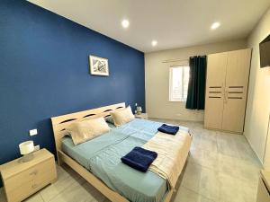 Giường trong phòng chung tại All Nations Duplex with Pool