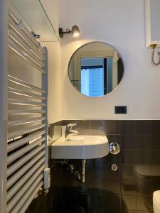 un bagno con lavandino e specchio di Studio-Majno a Milano
