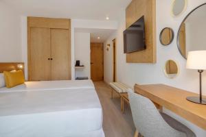 Ein Bett oder Betten in einem Zimmer der Unterkunft HM Isabela-Adults Only