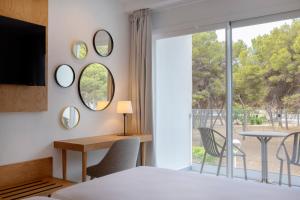 Ein Bett oder Betten in einem Zimmer der Unterkunft HM Isabela-Adults Only