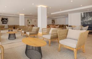 Ein Sitzbereich in der Unterkunft HM Isabela-Adults Only