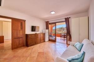 un salon avec un canapé et une télévision dans l'établissement Casa Pisano, à Villasimius