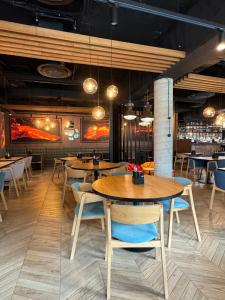 Un restaurante con mesas y sillas y un bar. en TOMALE-AMT Apartamenty Kasprowicza Kołobrzeg - basen, jacuzzi, sauna, siłownia w cenie apartamentu, en Kołobrzeg