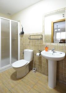 Ένα μπάνιο στο Apartamentos Rurales La Vera