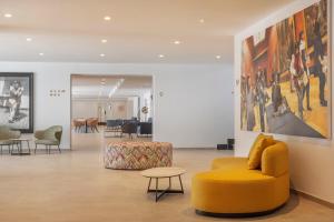 Ein Sitzbereich in der Unterkunft HM Isabela-Adults Only