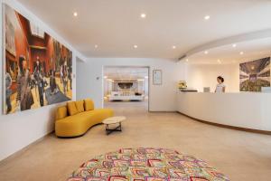 Ein Sitzbereich in der Unterkunft HM Isabela-Adults Only