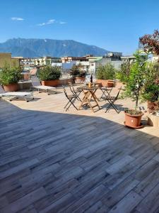 patio ze stołem i krzesłami z górami w tle w obiekcie Pompei Apartment Casa Signorile w mieście Pompeje