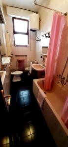 y baño con bañera, lavabo y aseo. en Casa Piacquadio, en Bari