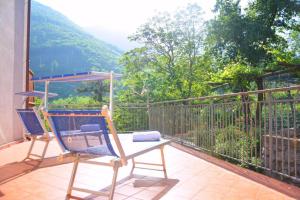 un patio con una silla y una mesa en el balcón en La Locanda del Pettirosso, en Agerola