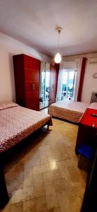 una habitación con 2 camas y una mesa en una habitación en Casa Piacquadio, en Bari