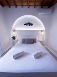 ミコノス・シティにあるMykonos Summer Houseの白いベッドルーム(枕2つ付きのベッド1台付) +27枚の写真