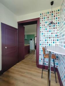 a dining room with a table and a kitchen at Les Epingliers - Le Clos Lacam, centre ville, dog friendly in Gourdon-en-quercy +3 photos