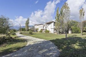 a house with a gravel road in front of it at Casa de lujo con piscina, pádel y BBQ in Candeleda