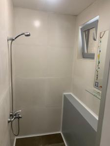 Bilik mandi di Lilia 5 Self-Check in apartment