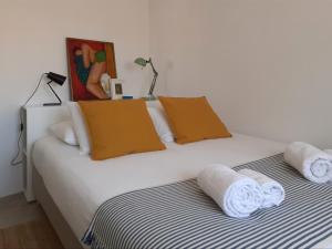 1 dormitorio con 1 cama con 2 toallas en Casa da Bica d'Água, en Óbidos