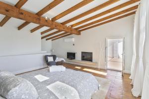 a bedroom with a bed in a room with wooden ceilings at Casa de lujo con piscina, pádel y BBQ in Candeleda