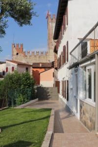 a courtyard of a house with a grass yard at Casa Clarita - in centro storico in Marostica +40 photos